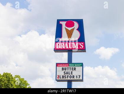 Fayetteville, AR - Mai 2023: Außenansicht des Braum's Restaurant mit Schild und Markenlogo. Braum's ist eine Kette von familiengeführten Restaurants in der United Street Stockfoto