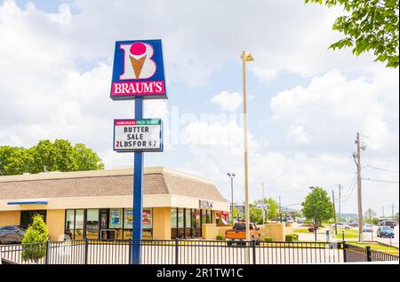 Fayetteville, AR - Mai 2023: Außenansicht des Braum's Restaurant mit Schild und Markenlogo. Braum's ist eine Kette von familiengeführten Restaurants in der United Street Stockfoto