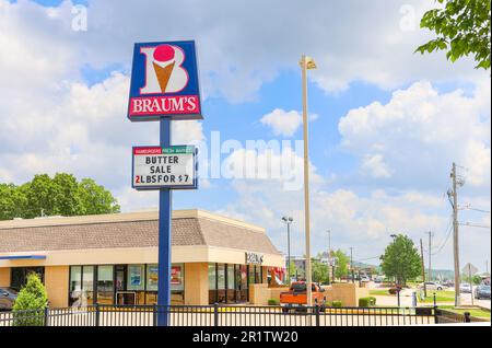 Fayetteville, AR - Mai 2023: Außenansicht des Braum's Restaurant mit Schild und Markenlogo. Braum's ist eine Kette von familiengeführten Restaurants in der United Street Stockfoto