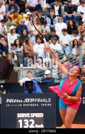 Rom, Italien. 15. Mai 2023; Foro Italico, Rom, Italien: ATP 1000 Masters Rome, Tag 8; Jelena Ostapenko (LAT) Servesagainst Daria Kasatina Credit: Action Plus Sports Images/Alamy Live News Stockfoto