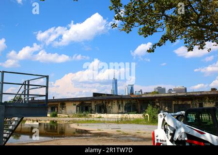 Südliches Ende der Governors Island, soll bis 2028 zum New York Climate Exchange werden. Westliche Seite von Gebäude 680 für Kommission und Börse, am 4. August Stockfoto