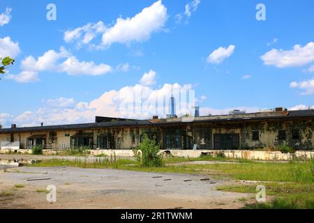 Südliches Ende der Governors Island, soll bis 2028 zum New York Climate Exchange werden. Westliche Seite von Gebäude 680 für Kommission und Börse, am 4. August Stockfoto