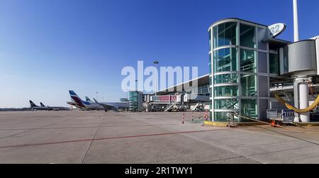 Porto Portugal 09 19 2021: Außenansicht der Start- und Landebahn des Flughafens Sá Carneiro, Aufzug und Instandhaltung von Flugzeugen mit Flugzeugen und Fracht Stockfoto