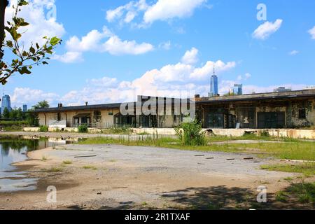 Südliches Ende der Governors Island, soll bis 2028 zum New York Climate Exchange werden. Westliche Seite von Gebäude 680 für Kommission und Börse, am 4. August Stockfoto