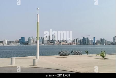 Luanda Angola - 24 03 2023 Uhr: Panoramablick auf die Innenstadt von Luanda, von Cabo Island, Skyline-Gebäude der Stadt, Bucht Hafen von Luanda, Festung, Rand Stockfoto