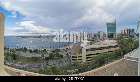 Luanda Angola - 24 03 2023: Luftaufnahme der Innenstadt von Luanda, Bucht, Cabo Island und Hafen von Luanda, marginale und zentrale Gebäude in Angola Stockfoto
