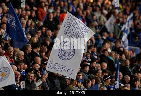 Leicester, Großbritannien. 15. Mai 2023. Leicester-Fans mit Flaggen während des Premier League-Spiels im King Power Stadium in Leicester. Das Bild sollte lauten: Andrew Yates/Sportimage Credit: Sportimage Ltd/Alamy Live News Stockfoto