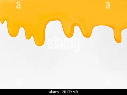 Fließende Honigtropfen auf gelbem Hintergrund mit Platz für Text. Abstraktion aus Honigtropfen. Flüssiger gelber Schlamm. Stockfoto