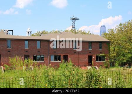 Südliches Ende der Governors Island, soll bis 2028 zum New York Climate Exchange werden. Das Wohngebäude 644 wurde am 4. August 2019 in man abgerissen Stockfoto