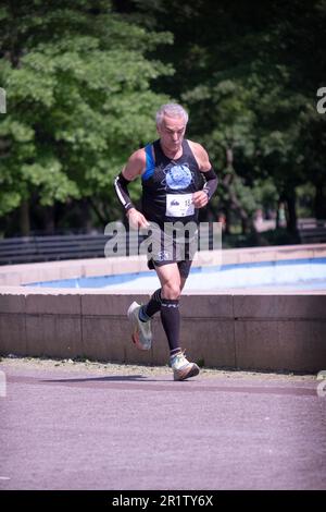 Ein älterer Mann läuft beim Yo Mama's so Fast Halbmarathon im Flushing Meadows Corona Park am 14. Mai 2023. Stockfoto