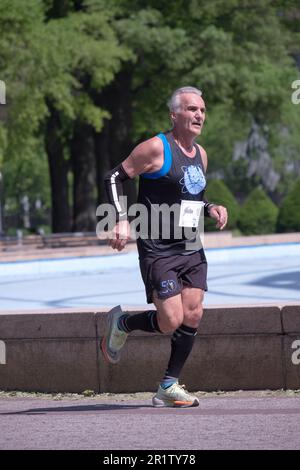 Ein älterer Mann läuft beim Yo Mama's so Fast Halbmarathon im Flushing Meadows Corona Park am 14. Mai 2023. Stockfoto