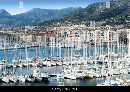 Segelboote im Hafen von Toulon, am späten Nachmittag im Frühling. Stockfoto