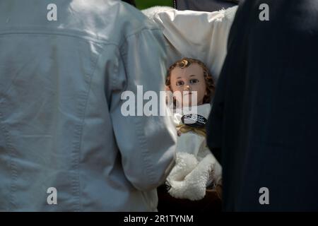 Ein Freiluft-Gebet, ein Paar kniet vor einer kleinen Statue des Jesuskindes, das eine Nadel trägt, die sagt, bete, um die Abtreibung zu beenden. In New York. Stockfoto