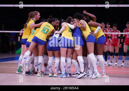 ANKARA, TURKIYE - 13. JULI 2022: Brasilianische Spieler feiern Sieg im VNL-Viertelfinale in Japan in der Ankara Arena Stockfoto