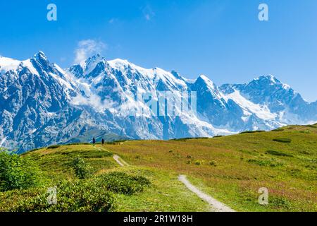 Atemberaubende Berglandschaft rund um Mestia in Upper Svaneti, Georgia. Wanderweg zum Dorf Ushguli Stockfoto
