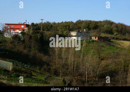 Die Stadt Guzelcehisar in Bartin, Türkei, ist ein wichtiger Ort für den Meerestourismus. Stockfoto