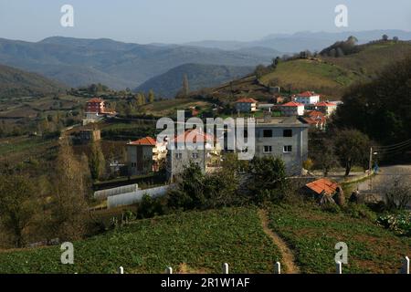 Die Stadt Guzelcehisar in Bartin, Türkei, ist ein wichtiger Ort für den Meerestourismus. Stockfoto