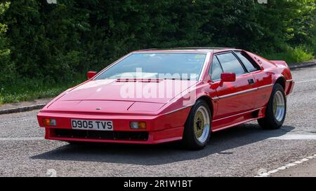 Stoke Goldington, Northants, Großbritannien - Mai 14. 2023. 1987 roter LOTUS ESPRIT klassischer Sportwagen, der durch ein englisches Dorf fährt Stockfoto
