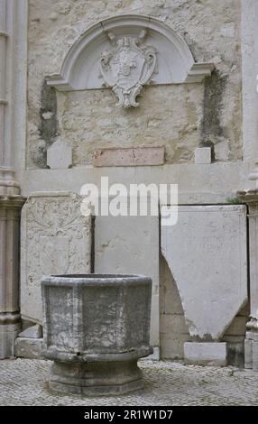 Archäologisches Museum Von Carmo. Gegründet 1864 von Joaquim Possidonio da Silva (1806-1896), befindet es sich in den Ruinen des ehemaligen Carmo-Klosters (Convento do Carmo). Innenausstattung des Gehäuses. Lissabon, Portugal. Stockfoto