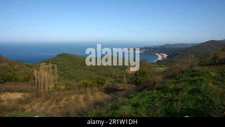 Die Stadt Guzelcehisar in Bartin, Türkei, ist ein wichtiger Ort für den Meerestourismus. Stockfoto