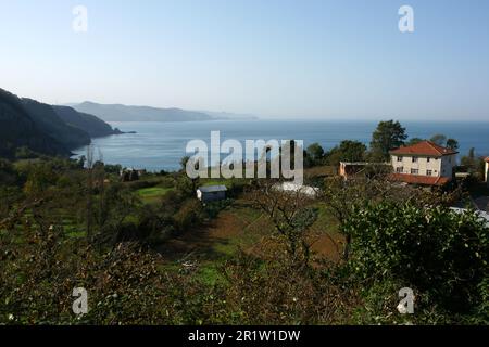 Die Stadt Guzelcehisar in Bartin, Türkei, ist ein wichtiger Ort für den Meerestourismus. Stockfoto