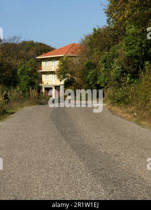 Die Stadt Guzelcehisar in Bartin, Türkei, ist ein wichtiger Ort für den Meerestourismus. Stockfoto