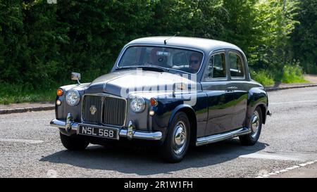 Stoke Goldington, Northants, Großbritannien - Mai 14. 2023. 1960 grauer ROVER 100 mit Fahrt durch ein englisches Dorf Stockfoto