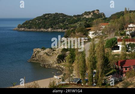 Die Stadt Guzelcehisar in Bartin, Türkei, ist ein wichtiger Ort für den Meerestourismus. Stockfoto