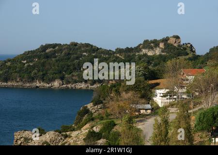 Die Stadt Guzelcehisar in Bartin, Türkei, ist ein wichtiger Ort für den Meerestourismus. Stockfoto