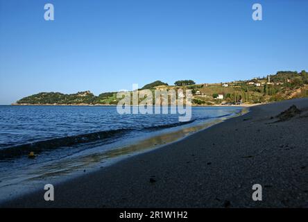 Die Stadt Guzelcehisar in Bartin, Türkei, ist ein wichtiger Ort für den Meerestourismus. Stockfoto