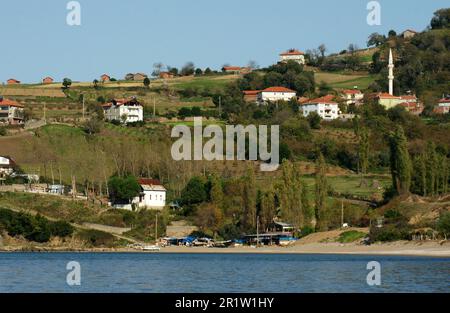 Die Stadt Guzelcehisar in Bartin, Türkei, ist ein wichtiger Ort für den Meerestourismus. Stockfoto