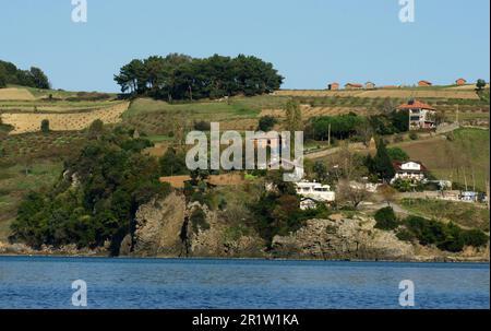 Die Stadt Guzelcehisar in Bartin, Türkei, ist ein wichtiger Ort für den Meerestourismus. Stockfoto