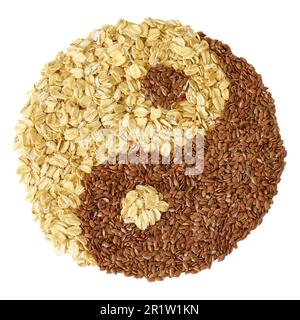 Yin- und Yang-Symbol aus Leinsamen und Vollkornhafer, isoliert auf weißem Hintergrund. Stockfoto