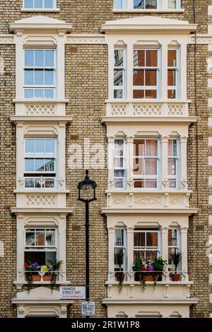 Wohnungen, Francis Street, London, England Stockfoto