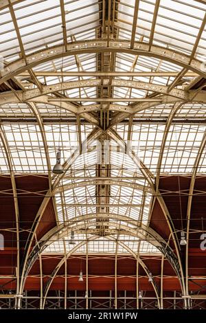 Glasdach Mit Eisenrahmen, Paddington Station, London, England Stockfoto