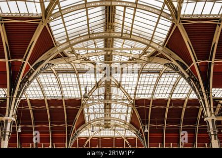 Glasdach Mit Eisenrahmen, Paddington Station, London, England Stockfoto