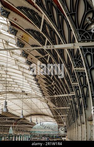 Wyatts gusseiserne Ornamente auf Brunels schmiedeeisernen Säulen, Paddington Station, London, England Stockfoto