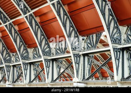 Wyatts gusseiserne Ornamente auf Brunels schmiedeeisernen Säulen, Paddington Station, London, England Stockfoto