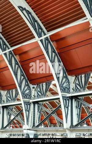 Wyatts gusseiserne Ornamente auf Brunels schmiedeeisernen Säulen, Paddington Station, London, England Stockfoto