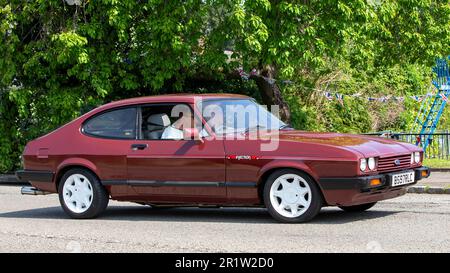 Stoke Goldington, Northants, Großbritannien - Mai 14. 2023. 1985 Ford CAPRI Oldtimer, der durch ein englisches Dorf fährt Stockfoto