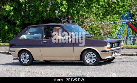 Stoke Goldington, Northants, Großbritannien - Mai 14. 2023. 1979 brauner FORD FIESTA klassischer Fließheck-Wagen, der durch ein englisches Dorf fährt Stockfoto