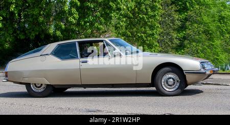 Stoke Goldington, Northants, Großbritannien - Mai 14. 2023. 1973 Citroen SM Oldtimer, der durch ein englisches Dorf fährt Stockfoto