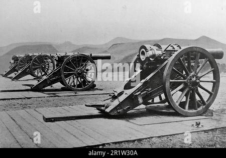 Der Burenkrieg, auch bekannt als der zweite Burenkrieg, der südafrikanische Krieg und der Anglo-Boer-Krieg. Dieses Bild zeigt die Heimat der Howitzer, Teil des Belagerungszuges für Südafrika. Originalfoto von "Cribb", c1899. Stockfoto