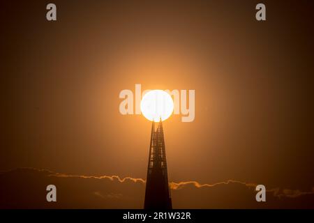 London, Großbritannien. 15. Mai 2023. UK Weather: Die Abendsonne erhebt sich auf dem Gipfel des Shard Wolkenkratzers. Kredit: Guy Corbishley/Alamy Live News Stockfoto