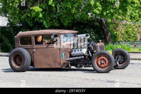 Stoke Goldington, Northants, Großbritannien - Mai 14. 2023. Rostiger alter HOT ROD, der durch ein englisches Dorf fährt Stockfoto