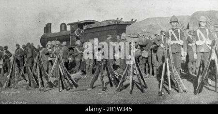 Der Burenkrieg, auch bekannt als der zweite Burenkrieg, der südafrikanische Krieg und der Anglo-Boer-Krieg. Dieses Bild zeigt: Direkt aus den Potteries: North Staffordshire, Detraining in Belmont. Originalfoto von ‚Navy and Army‘, c1899. Stockfoto