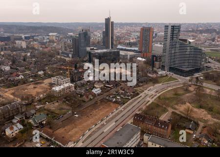 Drohnenfotografie neuer Hochhaus-Wolkenkratzer und alter Wohnhäuser. Großer Blickwinkel Stockfoto