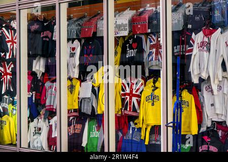 London, Vereinigtes Königreich - 02. Februar 2019: Verschiedene T-Shirts und Jacken mit Motiven aus London und Großbritannien im Souvenirladen, Nahaufnahme Stockfoto