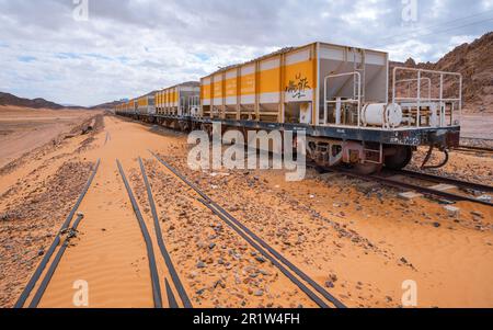 Wadi Rum, Jordanien - 19. Januar 2020: Alter, ungenutzter Zug am Bahnhof Wadi Rum, Schienen bedeckt mit Wüstensand in der Nähe Stockfoto
