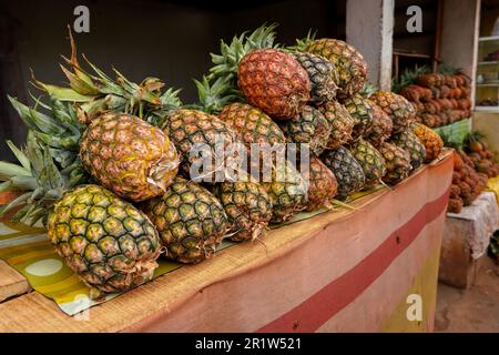 Haufen frischer Ananas auf dem Straßenmarkt in Madagaskar Stockfoto